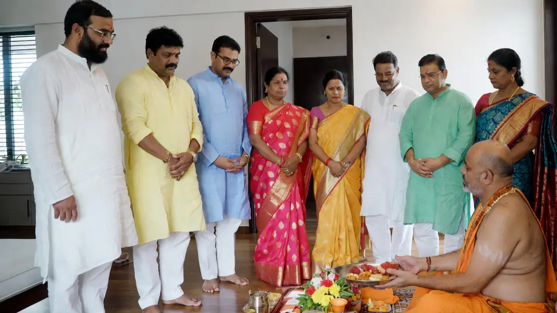 Bengali Purohit in Rajajinagar, Bangalore 2 Bengali priest performing Griha Pravesh puja for a family in Rajajinagar Bangalore
